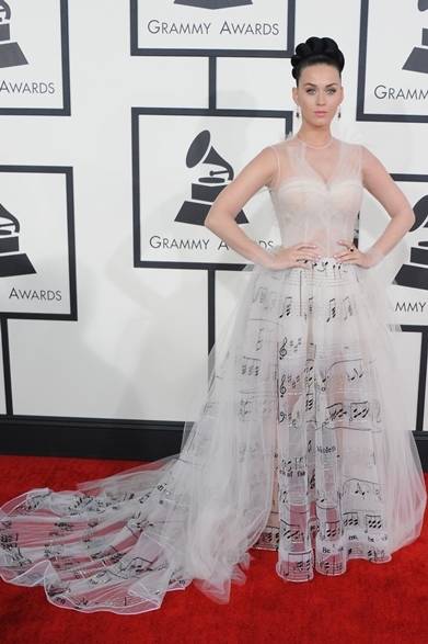 <strong>Katy Perry｜ケイティ・ペリー</strong><br /><br />グラミー賞のレッドカーペットにてケイティ・ペリーをキャッチ。ホワイトのチュール素材で仕上げたヴァレンティノのドレスがプリンセスのような上品なスタイルを完成させる。スカート部分の音符がロマンチック。