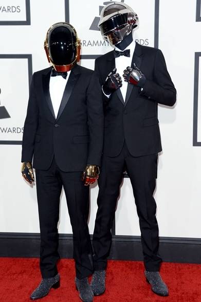 <strong>Daft Punk｜ダフトパンク</strong><br /><br />アルバム『Random Access Memories』で最優秀アルバム賞を獲得したダフト・パンクは、サンローランのスーツとシグネチャーのヘルメットで登場。授賞式にてスティーヴィー・ワンダーとファレル・ウィリアムらによる名曲『Get Lucky』の豪華な共演が注目された。<br /><br />Courtesy of Saint Laurent