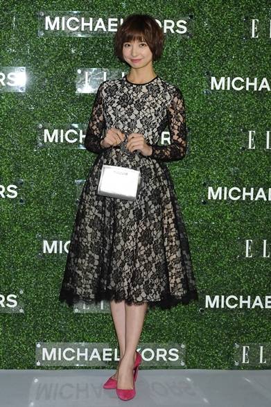 <strong>Mariko Shinoda｜篠田麻里子</strong><br /><br />タレントの篠田麻里子さんはブラックレースドレスにピンクのパンプスを合わせ、上品なお姫様ルックを完成。