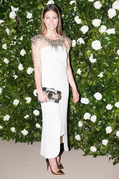 <strong>Jessica Biel｜ジェシカ・ビール</strong><br /><br />ニューヨークで開催した「2013 MoMA フィルム ベネフィット」に女優のジェシカ・ビールが登場。シャネルのオフホワイトのシルクドレスに、旬なメタルのネックレスとクラッチを加え、トレンディなドレスアップスタイルに。