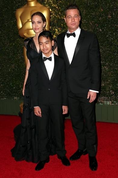 <strong>Brad Pitt & Angelina Jolie｜ブラッド・ピット＆アンジェリーナ・ジョリー</strong><br /><br />「THE GOVERNORS AWARDS」に出席したブラッド・ピットが全身サンローランで現れた。パートナーのアンジェリーナ・ジョリーはエレガントなブラックドレス、そして、息子マドックスくんはタキシードと、ブラックで揃えて登場。<br /><br />COURTESY OF SAINT LAURENT