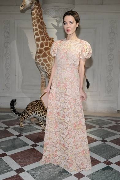 <strong>Ulyana Sergeenko｜ウリヤナ・セルギエンコ</strong><br /><br />デザイナーのウリヤナ・セルギエンコは、透け感のある薄いピンクのレースドレスをチョイス。ノーアクセのコーディネイトで可憐に着こなした。