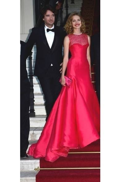 <strong>Natalie Vodianova｜ナタリア・ヴォディアノヴァ</strong><br /><br />チャリティイベント「Love Ball」にて主催のナタリア・ヴォディアノヴァと恋人のアントワン・アルノーの2ショットをキャッチ。流麗なヘムラインを描くレッドドレスはディオール。