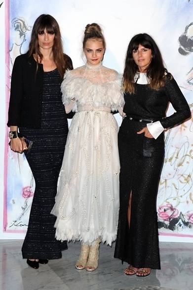 <strong>Cara Delvingne｜カーラ・デルヴィーニュ</strong><br /><br />モデルのカーラ・デルヴィーニュがシャネルのドレスで舞踏会に登場。フェザーで作られたドレスはパールのように上品な光沢が、ラグジュアリーなオーラを漂わせる。<br /><br />© CHANEL 