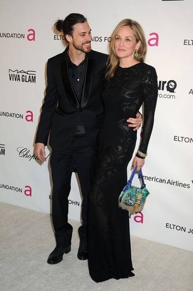 <strong>SHARON STONE｜シャロン・ストーン</strong><br /><br />エルトン・ジョン・エイズ基金主催の第21回アカデミー賞観賞パ―ティに、女優のシャロン・ストーンをキャッチ！　透け感のあるブラックドレスに、ゴージャスなフェンディのバッグがアクセントに。