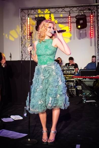 <strong>PIXIE LOTT｜ピクシー・ロット</strong><br /><br />テートモダンで開催されたライブに、モスキーノのヴィンテージドレスで登場したピクシー・ロット。足元にネオンカラーを合わせ、輝きをプラス！