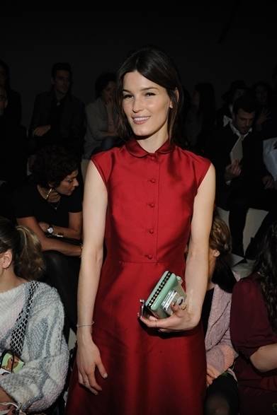 <strong>HANNELI MUSTAPARTA｜ハネリ・ムスタパルタ</strong><br /><br />ヴァレンティノのコレクションショーに現れたブロガーのハネリ・ムスタパルタはヴァレンティノのドレスを着用した。濃い赤のドレスにパステル グリーンのクラッチを合わせた斬新なカラーコーディネイトは、さすがおしゃれ上級者！