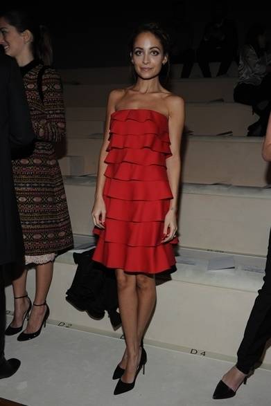<strong>NICOLE RICHIE｜ニコール・リッチー</strong><br /><br />ニコール・リッチーをヴァレンティノのコレクション会場で発見。華やかな赤のティアード ドレスに、ブラックヒールがコーディネイトのポイント。
