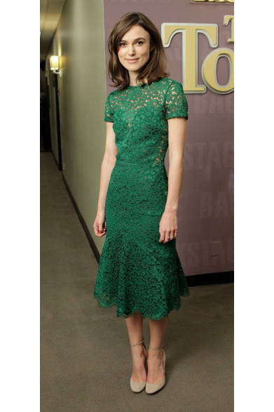 <strong>Keira Knightley｜キーラ・ナイトレイ</strong><br /><br />アメリカのトーク番組「ザ・トゥナイト・ショー・ウィズ・ジェイ・レノ」に出演した女優のキーラ・ナイトレイは、バーバリー プローサムのドレスで登場。役によって表情をさまざまに変える彼女だが、ドレスの鮮やかなグリーンと繊細なレースがほがらかで女性らしい、柔らかな表情を引き出している。