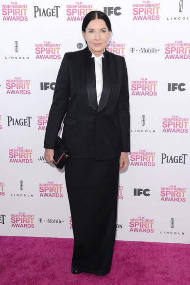 <strong>MARINA ABRAMOVIC｜マリーナ・アブラモヴィッチ</strong><br /><br />パフォーマンスやビデオ、フィルム、写真、ビデオ・インスタレーションなど様々な表現方法で作品を発表している現代アーティスト、マリーナ・アブラモヴィッチ。2月23日にサンタモニカビーチでおこなわれた2013年フィルム・インディペンデント・スピリット賞において現代アーティストであり監督賞にノミネートされた。ジバンシィ バイ リカルド ティッシを着用。