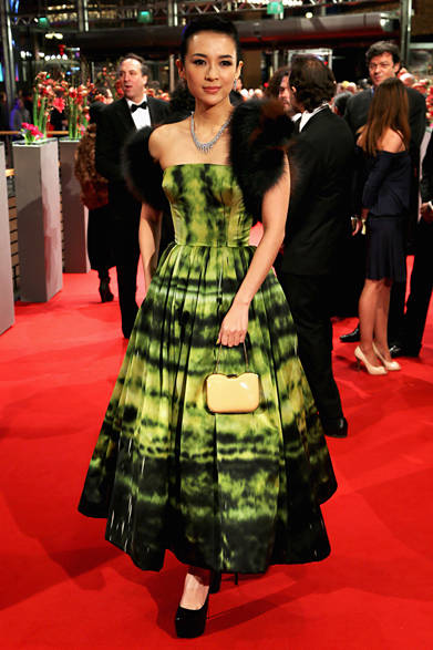 <strong>ZHANG ZIYI｜チャン・ツィイー</strong><br /><br />2013年2月7日、ドイツ・ベルリンにて開催されている世界三大映画祭のひとつ、第63回ベルリン国際映画祭に、映画『一代宗師』（原題｜The Grandmaster、監督｜ウォン・カーウァイ）で主演を務めた女優のチャン・ツィイーが、フェンディの新作クラッチバッグ「ジャーノ（Giano）」を持って登場。丸みのあるフォルムがドレススタイルに華を添えた。