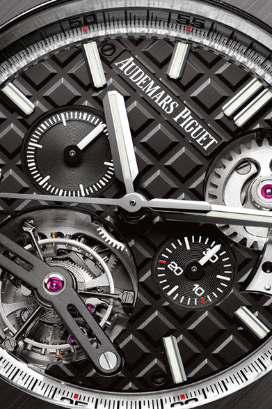 02 <strong>AUDEMARS PIGUET |オーデマ ピゲ<br />ロイヤル オーク オフショア オートマティック・クロノグラフ</strong><br /><br />自動巻き、フォージドカーボンケース、ケースサイズ直径44mm、100m防水、世界50本限定、価格2732万4000円。発売中。<br /><br />オーデマ ピゲ ジャパン<br />Tel. 03-6830-0000<br />http://www.audemarspiguet.com/jp/