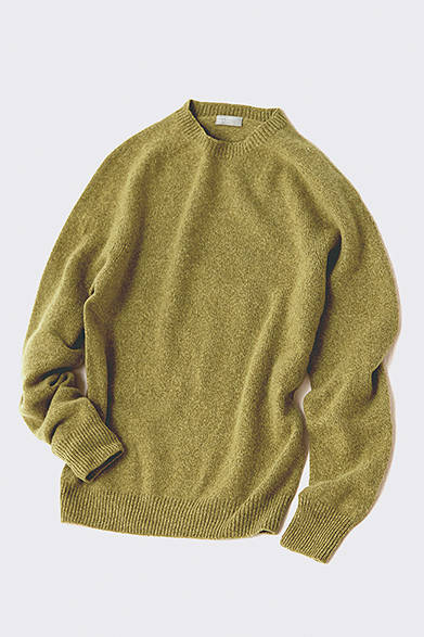 <strong>GIFTS FOR MENS｜メンズ</strong><br />スコットランドのニットファクトリーによる、一着丸ごと編み機で仕上げるホールガーメント製法を採用したニット。独特な雰囲気をもつ、メイズという色は2015年春夏シーズンのキーカラーだ。コットンカシミヤニット4万7000円（マーガレット・ハウエル）