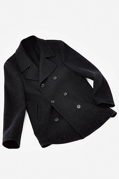 <strong>GIFTS FOR MENS｜メンズ</strong><br />フォックスブラザーズ社のフランネル生地を使い、テーラードのファクトリーで仕立てたコート。裏地はさり気ないヘリンボーンのクラシカルな風合い。ランウェイでも使われたアイコニックなアイテムは、肩や胸回りのつくりがジャケットのように構築的で男性的なシルエットをつくりだす。コート9万8000円（マーガレット・ハウエル）