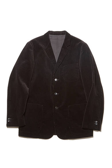 <strong>GIFTS FOR MENS｜メンズ</strong><br />起毛素材を専業とするサプライヤーにオーダーした、コーデュロイ素材の3ボタンジャケット。軽快な着心地のナチュラルショルダーながらも、袖先は本切羽を採用したクラシカルなデザイン。コーデュロイジャケット6万6000円（マーガレット・ハウエル）
