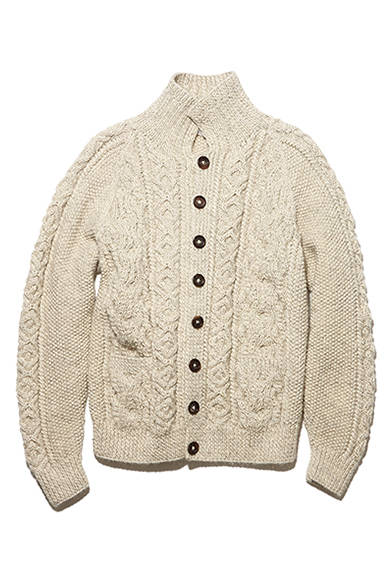 <strong>GIFTS FOR MENS｜メンズ</strong><br />ナチュラルウールの別注ニットは、肉厚で目の詰まった編み地がスコットランドらしさを物語る。糸は染色せずにナチュラルシープの色合いを活かし、モダンなホーンボタンを採用。インバーアラン社別注カーディガン6万9000円（マーガレット・ハウエル）