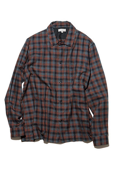 <strong>GIFTS FOR MENS｜メンズ</strong><br />起毛感のあるコットン×カシミヤ素材のシャツは、裾をスクエアカットにすることで、アウター使いしやすいデザインに。大きめのボタンを使い、ルックスもブルゾンのような存在感に仕上げている。シャツ3万3000円（マーガレット・ハウエル）