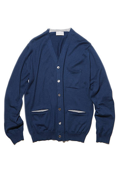 <strong>GIFTS FOR MENS｜メンズ</strong><br />ポケットの裏地や襟裏から前立てにかけて、グレーの配色をアクセントとして使用したカーディガン。ハイゲージでジャケットの下にレイヤードしたスタイルにも美しく収まる。ジョン・スメドレー社別注カーディガン3万4000円（マーガレット・ハウエル）