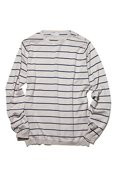 <strong>GIFTS FOR MENS｜メンズ</strong><br />パターンからオリジナルで起こした別注ニットは、さらりとした肌触りのシーアイランドコットンを使用。ニットをあえてカットソー調に仕立てたスポーティなデザインとなっている。ジョン・スメドレー社別注ニット3万3000円（マーガレット・ハウエル）