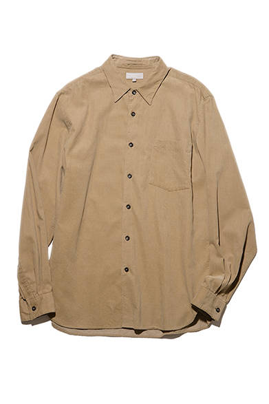 <strong>GIFTS FOR MENS｜メンズ</strong><br />イエローとベージュをミックスしたような色合いは、ニュアンスのある落ち着いた色。細畝コーデュロイのシャツは、ツイードやダークカラーのアウターのインナーとしてもマッチする。コーデュロイシャツ3万3000円（マーガレット・ハウエル）