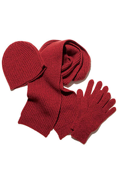 <strong>GIFTS FOR MENS｜メンズ</strong><br />ウール×カシミヤのリブ編みでつくられたニットシリーズ。レンガのようなブリックカラーは、コーディネートに一点差し込むだけで、華やいだ印象をもたらす。ニット帽1万5000円、マフラー2万5000円、グローブ1万4000円（すべてマーガレット・ハウエル）