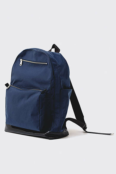 <strong>GIFTS FOR MENS｜メンズ</strong><br />ナイロン素材のデイパックは、ターポリンと呼ばれる防水性のある素材で底部分を切り替えたもので、優れた実用性とシンプルでモダンなデザインを併せ持つ。ファスナーの持ち手などのメタルパーツも光沢を抑えた、上品な仕上がりとなっている。ポーター別注デイパック2万7000円（マーガレット・ハウエル）
