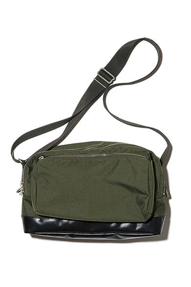 <strong>GIFTS FOR MENS｜メンズ</strong><br />ポーターとのコラボレーションによるスモールメッセンジャーバッグ。2015年春夏シシーズンはカーキ、黒、ネイビーの3色展開。落ち着きあるカラーリングとシンプルなディテールは、ジャケットスタイルとも好相性。ポーター別注バッグ2万1000円（マーガレット・ハウエル）