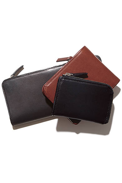 <strong>GIFTS FOR MENS｜メンズ</strong><br />ポーターとのあらたな取り組みは、上質で馴染みの良いレザーを使った革小物。長財布、二つ折りのウォレット、コインケースの3種類がラインナップされる。長財布2万7000円、財布2万4000円、コインケース1万4000円（すべてマーガレット・ハウエル）