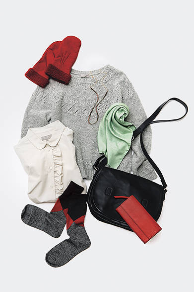 <strong>GIFTS FOR WOMENS｜ウィメンズ</strong><br />上から時計回りにミトン3万2000円、ニット2万6000円、ネックレス4万5000円（店舗限定）、シルクスカーフ2万1000円、ポーター別注レザーサッチェルバッグ5万5000円、長財布2万2000円アーガイルソックス3500円、フリルシャツ3万2000円（すべてマーガレット・ハウエル）