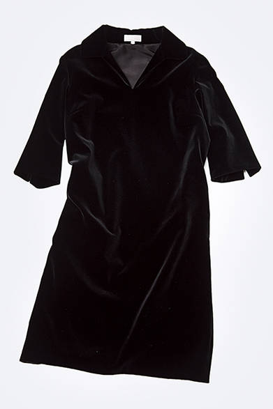 <strong>GIFTS FOR WOMENS｜ウィメンズ</strong><br />コットンカシミヤのリッチなベルベットは、素材感が非常にソフト。2014年秋冬のショーでも登場したスタイルのドレスは、カジュアルにも、かしこまった席でも着られる。ベルベットドレス6万5000円（マーガレット・ハウエル）