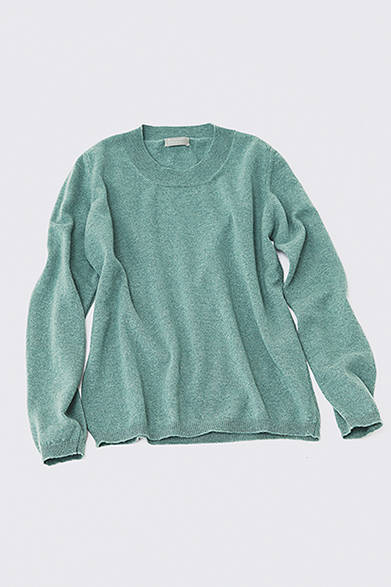 <strong>GIFTS FOR WOMENS｜ウィメンズ</strong><br />2015年春夏コレクションよりいち早く届いた、ボックスシルエットのカシミヤニット。スコットランドのハイクオリティなファクトリーで作っているため、着心地は満点。ラグーンカラーは春夏シーズンのキーカラーのひとつ。ニット8万円（マーガレット・ハウエル）