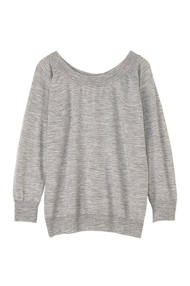 <strong>GIFTS FOR WOMENS｜ウィメンズ</strong><br />着た時の衿の開きが女性らしいデザインで、衿ぐりのトリムは太め。素材はファインなイタリーヤーンのウール100%。8分丈の袖がスカートとも合う。ジョン・スメドレー社別注ニット4万円（マーガレット・ハウエル）