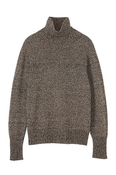 <strong>GIFTS FOR WOMENS｜ウィメンズ</strong><br />オリジナル素材のカシミヤウールを採用。スカートやトラウザー、どちらとも好相性。ネックはルーズなシルエットでリラックス感を演出。ニット3万5000円（マーガレット・ハウエル）