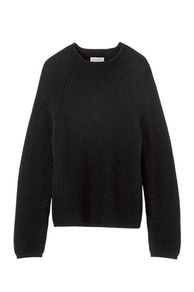 <strong>GIFTS FOR WOMENS｜ウィメンズ</strong><br />特殊な技術で作られた糸で編んだニット。ボトルネックでスポーティだが、コンパクトなシルエット。エアリーウールのふくらみ感がフェミニン。ニット2万8000円（マーガレット・ハウエル）