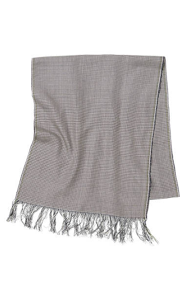 <strong>GIFTS FOR WOMENS｜ウィメンズ</strong><br />可愛らしい印象が強いギンガムチェックも、白黒の配色でモダンに。薄手なのでコートの中に合わせてもすっきり。シルクスカーフ3万6000円（マーガレット・ハウエル）