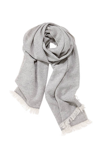 <strong>GIFTS FOR WOMENS｜ウィメンズ</strong><br />上質なウールカシミヤを採用したロングマフラー。薄手なのでぐるぐる巻いても、すっきりとした印象に。ウールカシミヤマフラー2万2000円（マーガレット・ハウエル）