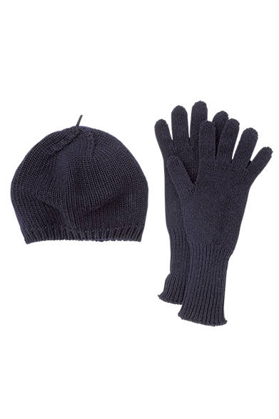 <strong>GIFTS FOR WOMENS｜ウィメンズ</strong><br />スコットランドのファクトリーブランドへ別注した、カシミヤ100%のベレー帽とグローブは、ギフトにも最適。ベレー帽2万1000円、グローブ1万6000円（ともにマーガレット・ハウエル）