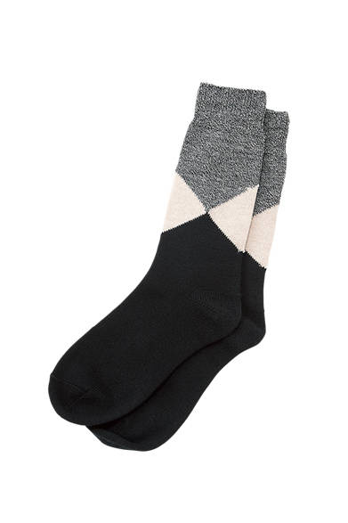 <strong>GIFTS FOR WOMENS｜ウィメンズ</strong><br />UKで以前販売していたものからインスパイアされたソックス。トラットでありながら、モノトーンでまとめた配色がシック。アーガイルソックス3500円（マーガレット・ハウエル）