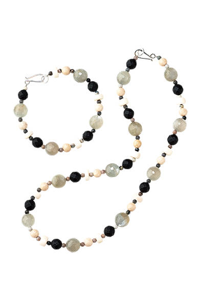 <strong>GIFTS FOR WOMENS｜ウィメンズ</strong><br />オニキス、ムーンストーン、ボーンビーズのコンビネーションが絶妙。大きな異なる石の質感が存在感大。ネックレス2万2000円、ブレスレット1万2000円（マーガレット・ハウエル）