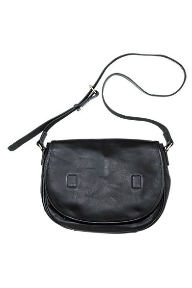 <strong>GIFTS FOR WOMENS｜ウィメンズ</strong><br />ポーターに別注した牛革バッグ。内側にはキャンバス地が貼られているため、収納しやすい。ポーター別注レザーサッチェルバッグ5万5000円（マーガレット・ハウエル）