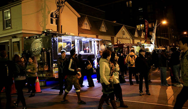 「ニュイ・ブランシュ」の大きな特徴は、その名が示すとおり、開催時間が夜だということ。美術館や市役所、公園や学校など、開催場所は市内全域にわたり、それをすべて無料で楽しむことができる