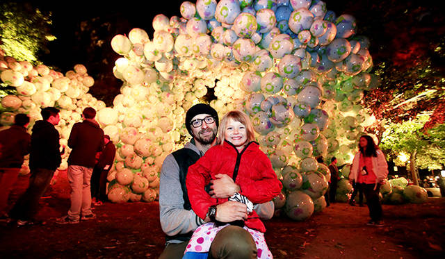 トロント市民もこの日ばかりは徹夜を覚悟。日没に合わせ、いつもとは少しちがった雰囲気をまとった街へと繰り出していく