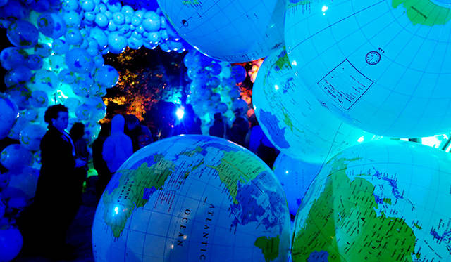 「Walk among Worlds」<br />小学校の校庭に出現したのは地球儀のビーチボール7000個を使った空間。それぞれの地球を眺めながら歩くときに考えることは？