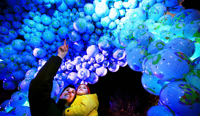 「Walk among Worlds」<br />印象的だったのが、小さな子どもを連れた家族連れが多かったこと。幅広い年代がトロントの幻想的な雰囲気を楽しんでいる姿に、文化的に成熟した都市の豊かさを感じた