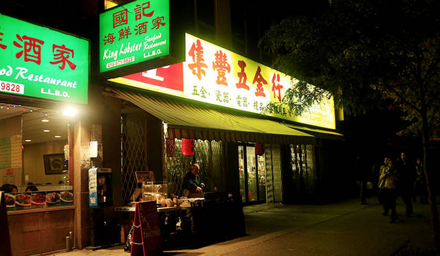 イベント会場がトロントの街全体におよぶため、どこにどんな作品が展示されているのかが分かるように、公式パンフレットと地図が用意されるほか、スマートフォンのGPS機能でナビゲート可能なサイトも開設されていた