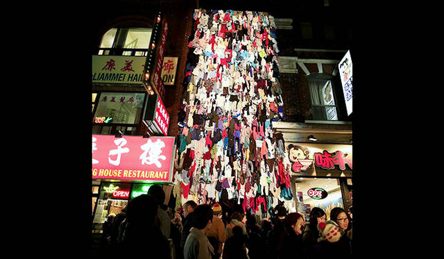 「Made In China」<br />中華街に突如現れたのは、おびただしい数の衣類で覆われたビルと思いきや、なかに入るとそこは、骨組だけ組まれた空っぽな空間だった