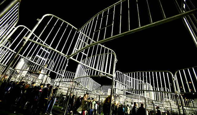 「Open Mind」<br />柵でできたオブジェは、上から見下ろすと人間の脳を形作っている。人は柵の中を自由に歩き回ることができる。閉ざされた心を開いてということだろうか？