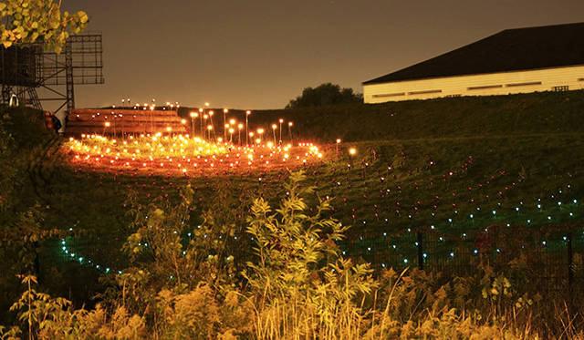 「Melting Point」<br />波の音と光の満ち引きは、トロントの街が昔は湖だったことを思い起こさせる