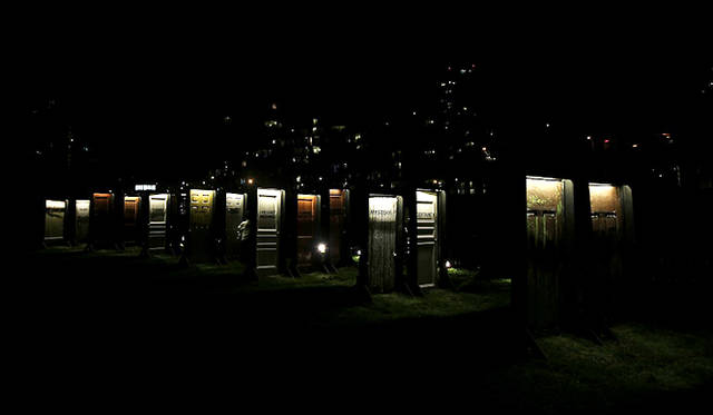 「Between Doors」<br />ふたつずつ並んだドアの入り口には「MYSTERY（神秘）」「CERTAINTY（必然性）」「IN LOVE（恋している）」「NEVER LOVED（恋したことがない）」など、選択肢が書かれている