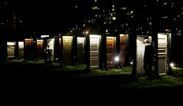 「Between Doors」<br />普段何気なく選択する行為を目の前に示されることで、その重要さに気づく